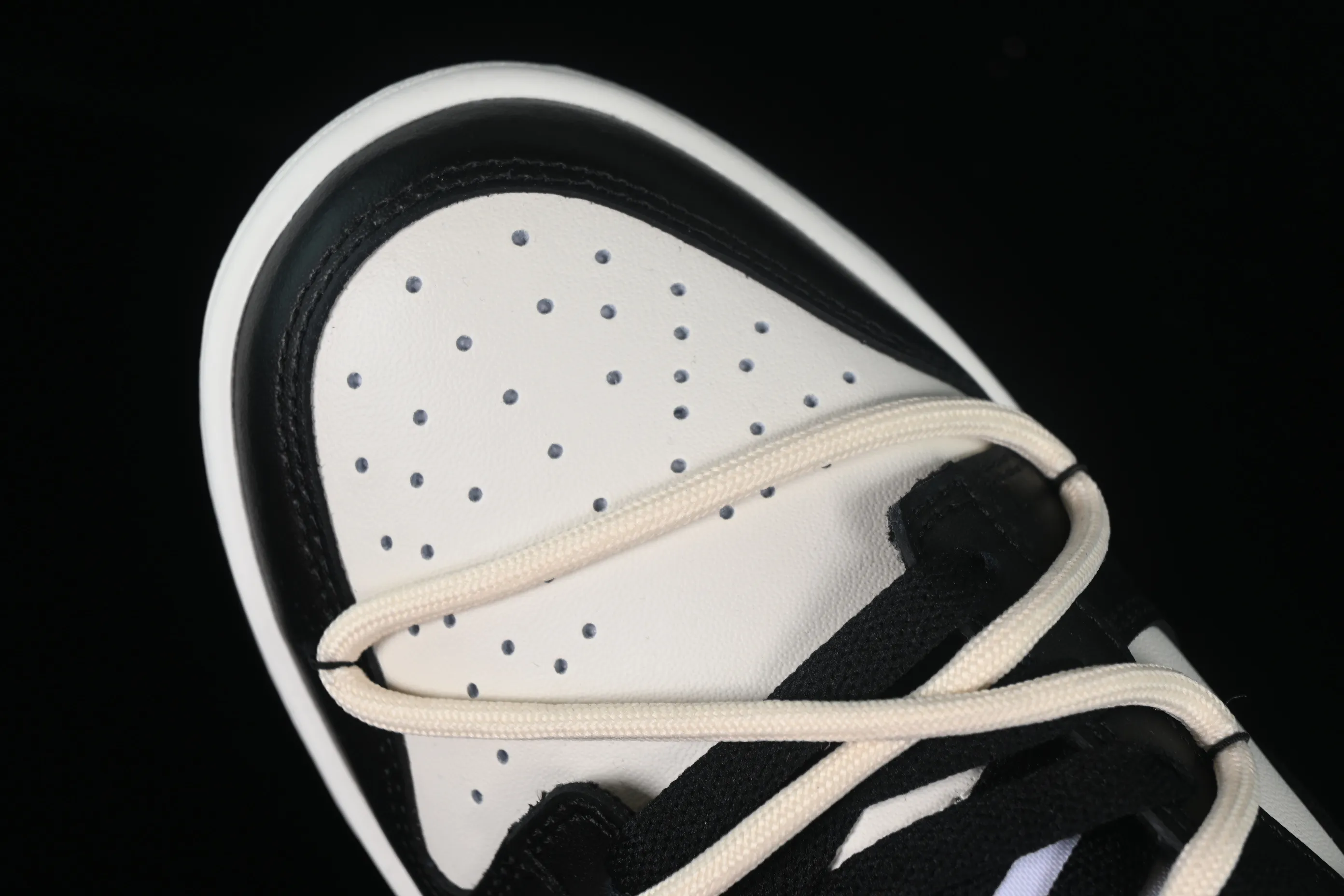 All Categories Nk SB Dunk Series Nk SB Dunk Low Low-top Sneakers Nk Dunk Low Retro "Black" Tricky Doll Time and Space Dust Minimalist Retro Black Brown SB Strap Low-top Casual Sneakers DD1391-100